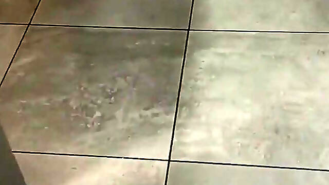 Fast Sex Au Fast Food MILF Frotte SA Chatte Dégoulinante Sur un Inconnu -