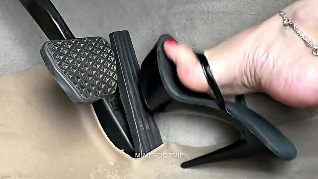 Cranking JOI in Thong Pleasers
