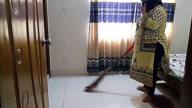 Office Boss Fuck a Arabian Muslim Maid When She Was Clean Office Room!